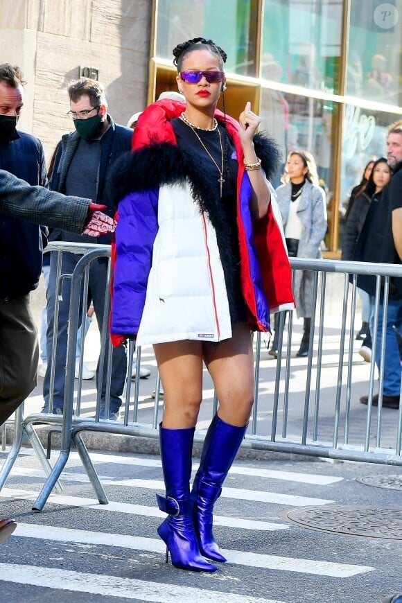 Exclusif - Rihanna, une attelle à la main droite, passe chez Christie's avec son compagnon Asap Rocky pour voir l'exposition Basquiat à New York le 3 décembre 2021.