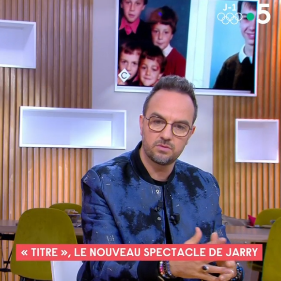 Jarry évoque la réaction de sa mère à l'annonce de son homosexualité avec Anne-Elisabeth Lemoine