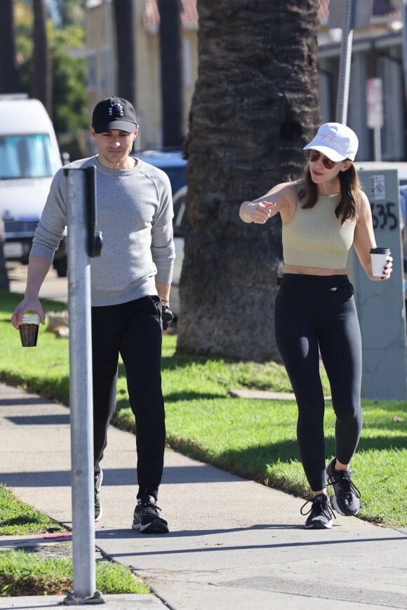 Exclusif - Dave Franco et sa femme Alison Brie se promènent à Los Angeles, le 28 novembre 2021.