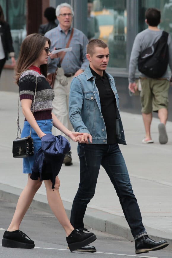Exclusif - Dave Franco et sa fiancée Alison Brie se baladent main dans la main dans le quartier de Soho à New York, le 21 mai 2016.