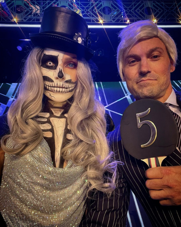 Brian Austin Green et sa compagne Sharna Burgess, déguisés dans l'émission "Dancing With The Stars" spécial Halloween. Octobre 2021.