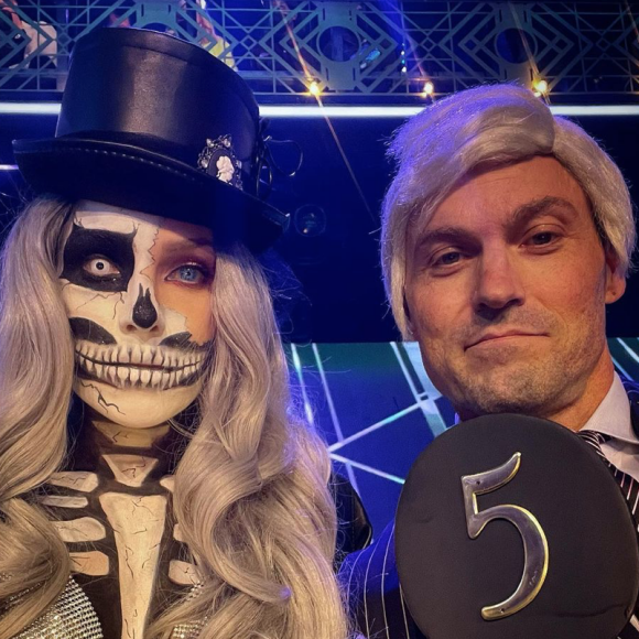 Brian Austin Green et sa compagne Sharna Burgess, déguisés dans l'émission "Dancing With The Stars" spécial Halloween. Octobre 2021.