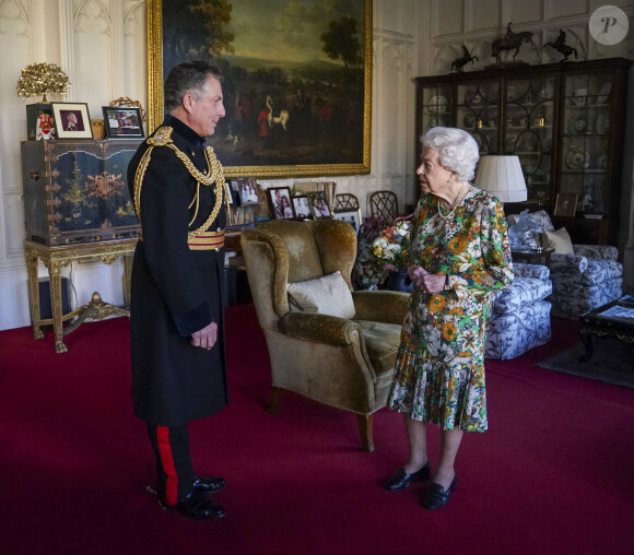 La reine Elisabeth II d'Angleterre en audience au château de Windsor avec Sir Nick Carter, Chef d'état-major de la Défense. Le 17 novembre 2021