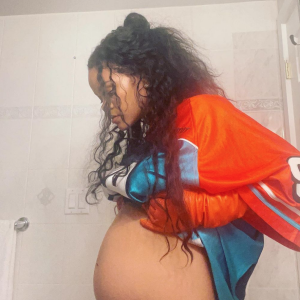 Rihanna, enceinte de triplés ? Une amie star a fait une bourde et s'est confondue en excuses.