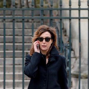 Elsa Zylberstein - Sorties de l'église de la Madeleine après les obsèques de Johnny Hallyday à Paris - Le 9 décembre 2017 