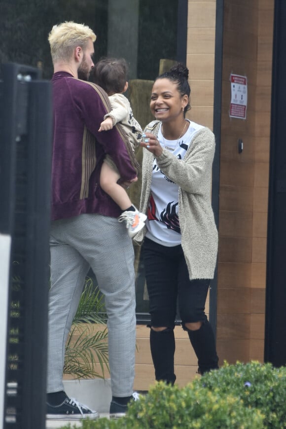 Matt Pokora, sa femme Christina Milian et leur fils Isaiah visitent des nouvelles maisons à Los Angeles, le 7 juin 2021.