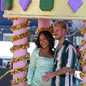 Christina Milian, enceinte de son troisième enfant, et son compagnon M Pokora (Matt) font la promotion de la marque "Beignet Box" de Christina sur un char lors d'une parade à Los Angeles le 10 avril 2021.