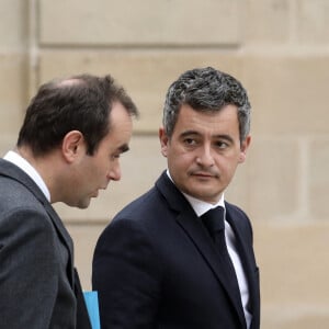 Sébastien Lecornu, ministre des Outre-Mer et Gérald Darmanin, ministre de l'Intérieur à la sortie du conseil des ministres, le 22 décembre 2021, au palais de l'Elysée, à Paris.