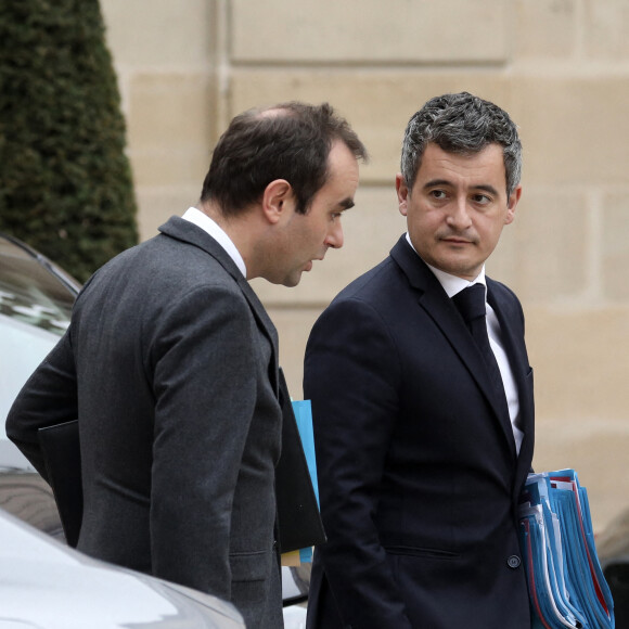 Sébastien Lecornu, ministre des Outre-Mer et Gérald Darmanin, ministre de l'Intérieur à la sortie du conseil des ministres, le 22 décembre 2021, au palais de l'Elysée, à Paris.