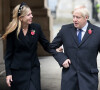 Le premier ministre Boris Johnson et sa femme Carrie Symonds rencontrent le vétéran de l'armée Ian Aitchison, 96 ans, à l'issue de la cérémonie du souvenir au cénotaphe, à Whitehall, Londres le 8 novembre 2020.