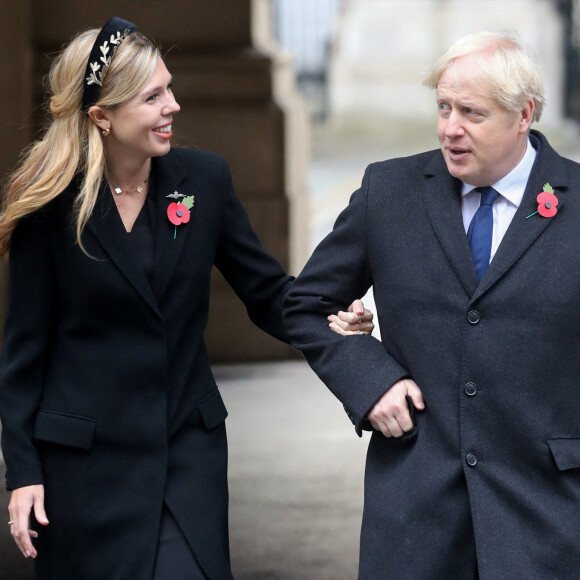 Le premier ministre Boris Johnson et sa femme Carrie Symonds rencontrent le vétéran de l'armée Ian Aitchison, 96 ans, à l'issue de la cérémonie du souvenir au cénotaphe, à Whitehall, Londres le 8 novembre 2020.