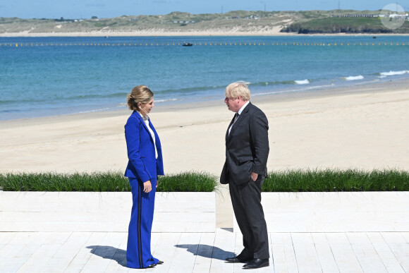 Le premier ministre du Royaume-Uni Boris Johnson accueille les participants au sommet du G7 avec sa femme Carrie à Saint Ives le 12 juin 2021.