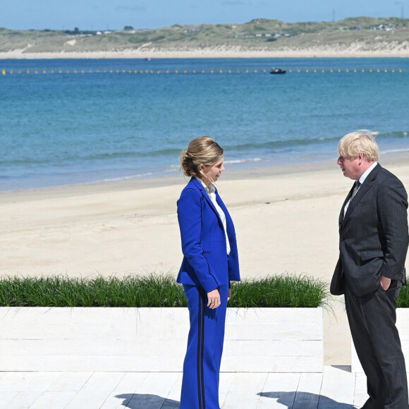 Le premier ministre du Royaume-Uni Boris Johnson accueille les participants au sommet du G7 avec sa femme Carrie à Saint Ives le 12 juin 2021.