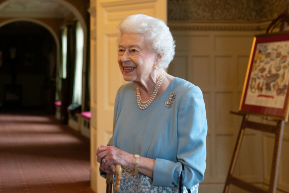 Elisabeth II à Sandringham House, qui est la résidence de la reine à Norfolk, lors d'une réception avec des représentants de groupes communautaires locaux pour célébrer le début du Jubilé de platine. Le 5 février 2022.