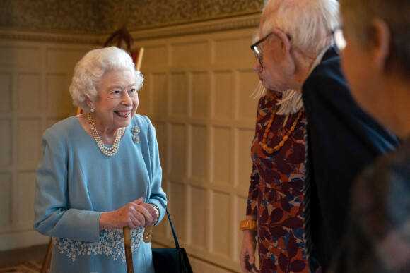 Elisabeth II à Sandringham House, qui est la résidence de la reine à Norfolk, lors d'une réception avec des représentants de groupes communautaires locaux pour célébrer le début du Jubilé de platine.