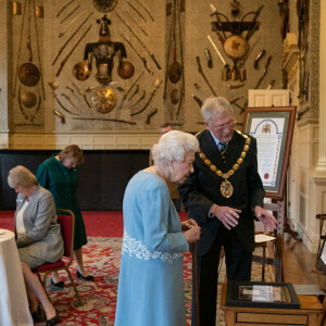 Elisabeth II à Sandringham House, qui est la résidence de la reine à Norfolk, lors d'une réception avec des représentants de groupes communautaires locaux pour célébrer le début du Jubilé de platine. Le 5 février 2022.