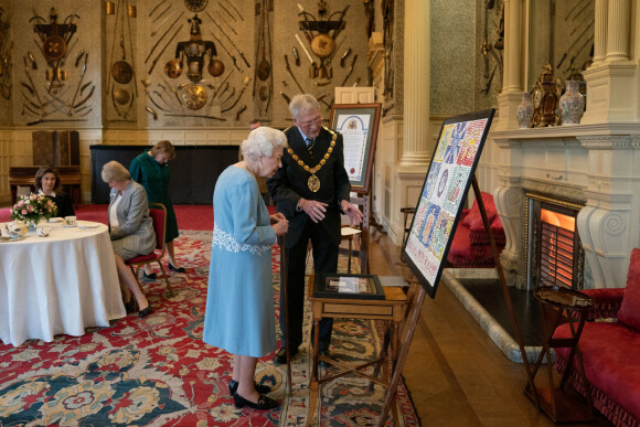 Elisabeth II à Sandringham House, qui est la résidence de la reine à Norfolk, lors d'une réception avec des représentants de groupes communautaires locaux pour célébrer le début du Jubilé de platine. Le 5 février 2022.