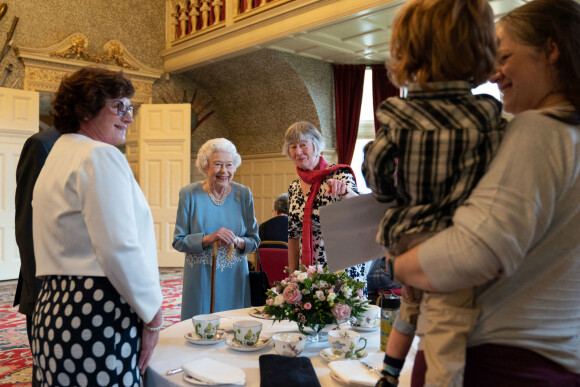 Elisabeth II à Sandringham House, qui est la résidence de la reine à Norfolk, lors d'une réception avec des représentants de groupes communautaires locaux pour célébrer le début du Jubilé de platine. Le 5 février 2022.