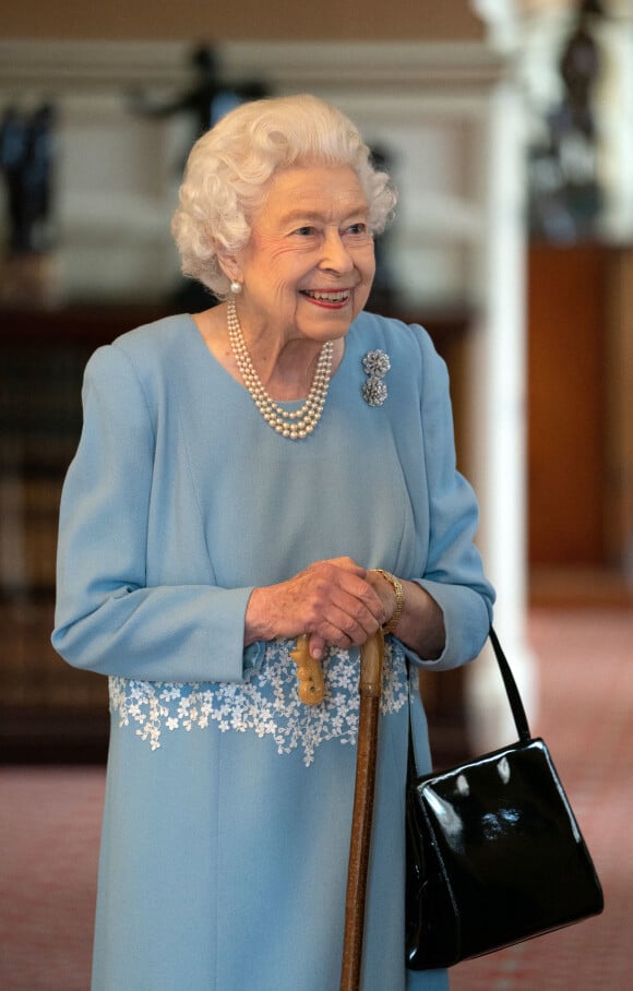 Elisabeth II à Sandringham House, qui est la résidence de la reine à Norfolk, lors d'une réception avec des représentants de groupes communautaires locaux pour célébrer le début du Jubilé de platine. Le 5 février 2022.