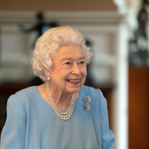 Elisabeth II à Sandringham House, qui est la résidence de la reine à Norfolk, lors d'une réception avec des représentants de groupes communautaires locaux pour célébrer le début du Jubilé de platine. Le 5 février 2022.