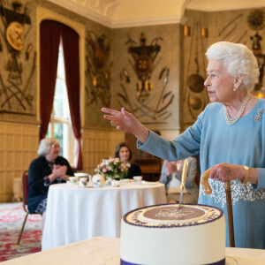 Elisabeth II à Sandringham House, qui est la résidence de la reine à Norfolk, lors d'une réception avec des représentants de groupes communautaires locaux pour célébrer le début du Jubilé de platine. Le 5 février 2022.