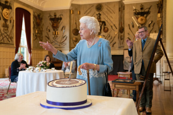 Elisabeth II à Sandringham House, qui est la résidence de la reine à Norfolk, lors d'une réception avec des représentants de groupes communautaires locaux pour célébrer le début du Jubilé de platine. Le 5 février 2022.