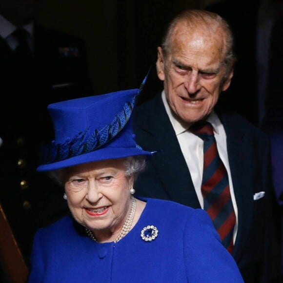 La reine Elisabeth II d 'Angleterre et le prince Philip, duc d'Edimbourg visitent l'hotel de ville de Windsor, le 29 novembre 2013 a l'occasion de l'inauguration des fenetres du jubile de diamant.