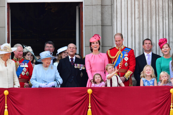 Camilla Parker-Bowles, duchesse de Cournouailles, Le prince Charles, prince de Galles, La reine Elisabeth II d'Angleterre, le prince Philip, duc d'Edimbourg, Catherine Kate Middleton, duchesse de Cambridge, la princesse Charlotte, le prince George et le prince William, duc de Cambridge - La famille royale d'Angleterre au balcon du palais de Buckingham pour assister à la parade "Trooping The Colour" à Londres le 17 juin 2017.