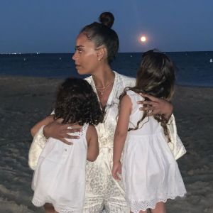 Amel Bent avec ses filles Sofia et Hana lors de vacances dans le sud de la France.