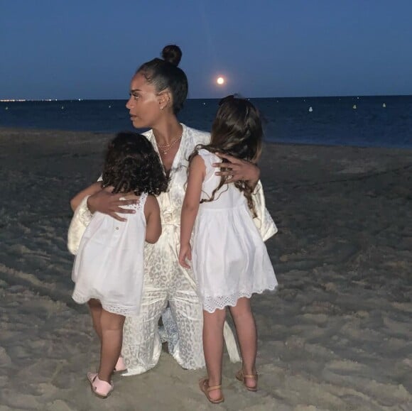 Amel Bent avec ses filles Sofia et Hana lors de vacances dans le sud de la France.