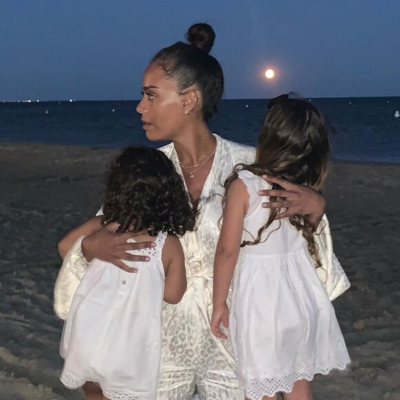 Amel Bent avec ses filles Sofia et Hana lors de vacances dans le sud de la France.