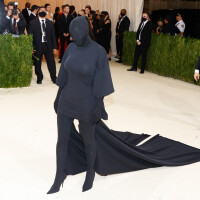 Kim Kardashian revient sur son look fou du Met Gala : "Je me suis battue contre"