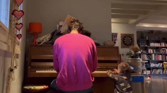 Jérémy Frérot joue au piano, rejoint par son fils.