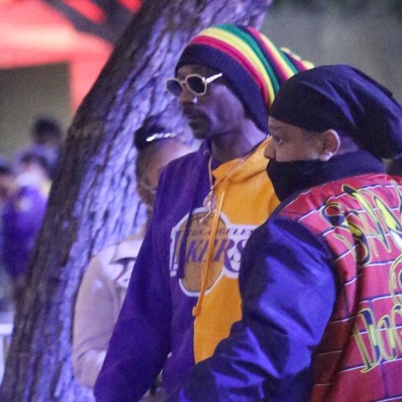 Snoop Dogg arrive à la Crypto.com Arena pour assister à un match des Lakers. Los Angeles, le 25 décembre 2021.