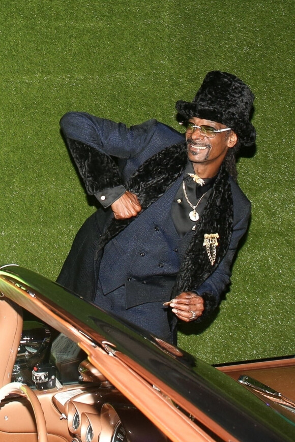 Snoop Dogg se fait offrir une Chevrolet Impala 55 à l'occasion de son 50e annivesaire à Los Angeles, le 21 octobre 2021.