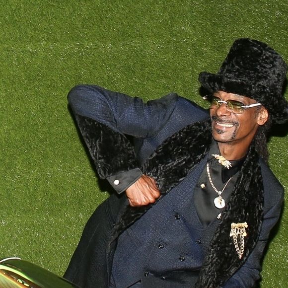 Snoop Dogg se fait offrir une Chevrolet Impala 55 à l'occasion de son 50e annivesaire à Los Angeles, le 21 octobre 2021.