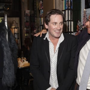 Thomas Dutronc, Jean-Marie Périer - Lancement du livre "Chroniques d'un dilettante" au café littéraire Les Deux magots à Paris, le 26 octobre 2021. © Jack Tribeca / Bestimage