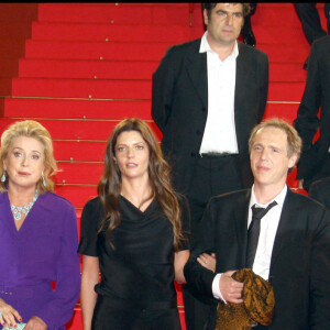 Chiara Mastroianni et Melvil Poupaud, avc Anne Consigny, Hippolyte Girardot, Catherine Deneuve, Arnaud Desplechin et Emmanuelle Devos au Festival de Cannes pour le film "Un conte de Noël", en 2008. 