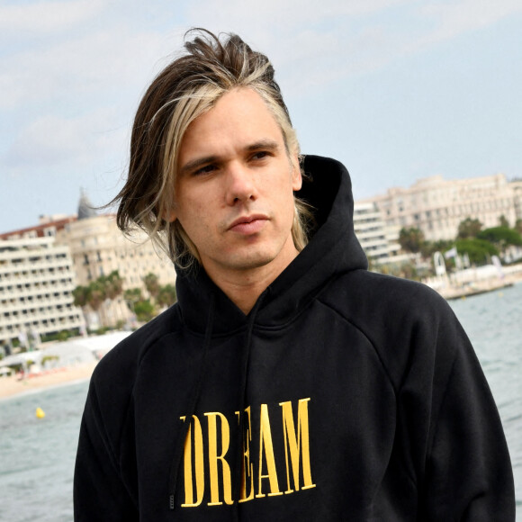 Orelsan durant un Photocall pour la série "Montre jamais ça à personne", lors du 4ème Canneseries sur le ponton de la plage du Majestic à Cannes © Bruno Bebert/Bestimage