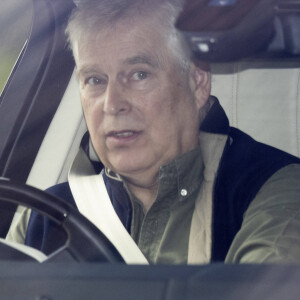 Le prince Andrew, duc d'York , au volant de sa voiture en direction du château de Windsor, le 28 octobre 2021.