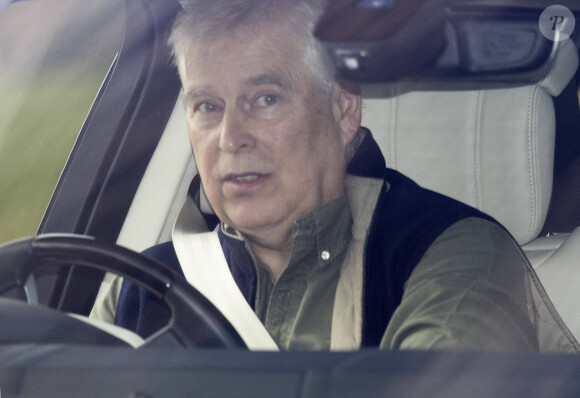 Le prince Andrew, duc d'York , au volant de sa voiture en direction du château de Windsor, le 28 octobre 2021.