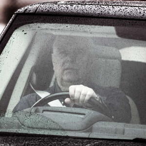 Le prince Andrew, duc d'York, au volant de son 4x4 sous la pluie à Windsor. Le 16 mai 2021 