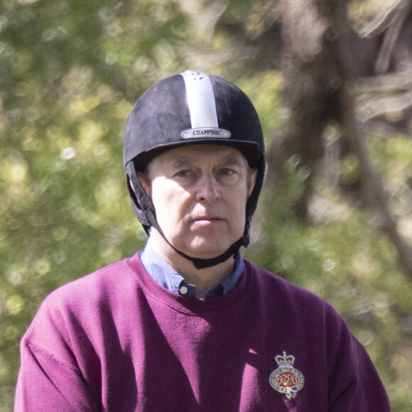 Le prince Andrew, duc d'York, s'est rendu aujourd'hui au château de Windsor pour faire une promenade à cheval avec deux palefreniers, au Royaume Uni, le 7 mai 2021.