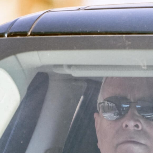 Le prince Andrew, duc d'York conduit sa voiture à Windsor le 23 avril 2021.