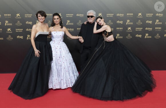 Aitana Sanchez Gijon, Pedro Almodovar, Penelope Cruz, Milena Smit au photocall de la 36ème édition des Goya Awards au palais des Arts de Valence, Espagne le 12 février 2022. 