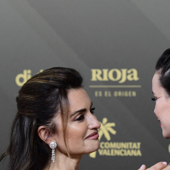 Penelope Cruz, Milena Smit au photocall de la 36ème édition des Goya Awards au palais des Arts de Valence, Espagne le 12 février 2022. 