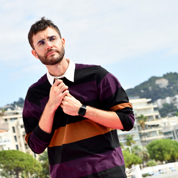 Cyprien Iov durant un photocall pour la série "L'épopée temporelle", lors du 4ème Canneseries sur le ponton de la plage du Majestic à Cannes, le 10 octobre 2021. © Bruno Bebert / Bestimage 