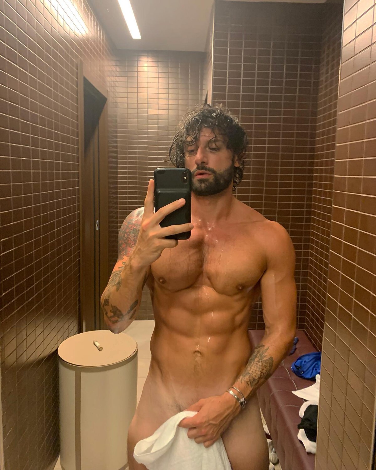 Photo : Hugo Manos a partagé cette photo osée de lui sur son compte  Instagram. - Purepeople