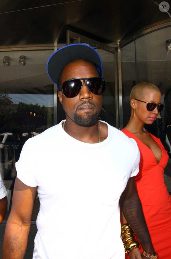 Kanye West décroche la 4e place au classement des artistes ayant vendu le plus de singles depuis la création des plateformes de téléchargement légal aux Etats-Unis.