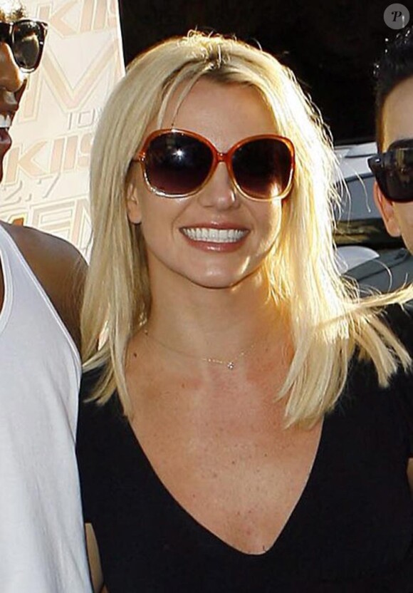 Britney Spears décroche la 8e place au classement des artistes ayant vendu le plus de singles depuis la création des plateformes de téléchargement légal aux Etats-Unis.